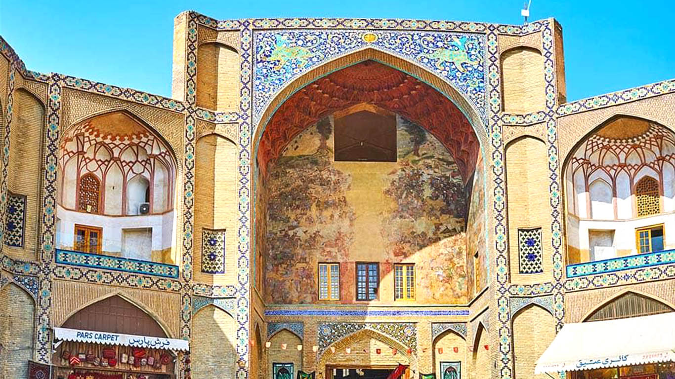 سر در اصلی بازار فرش اصفهان؛ گنجینه زنده هنر قالی‌بافی ایران