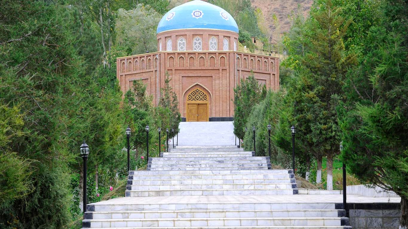نمایی از مقبره پدرشعر فارسی، رودکی سمرقند در روستای پنج رود تاجیکستان