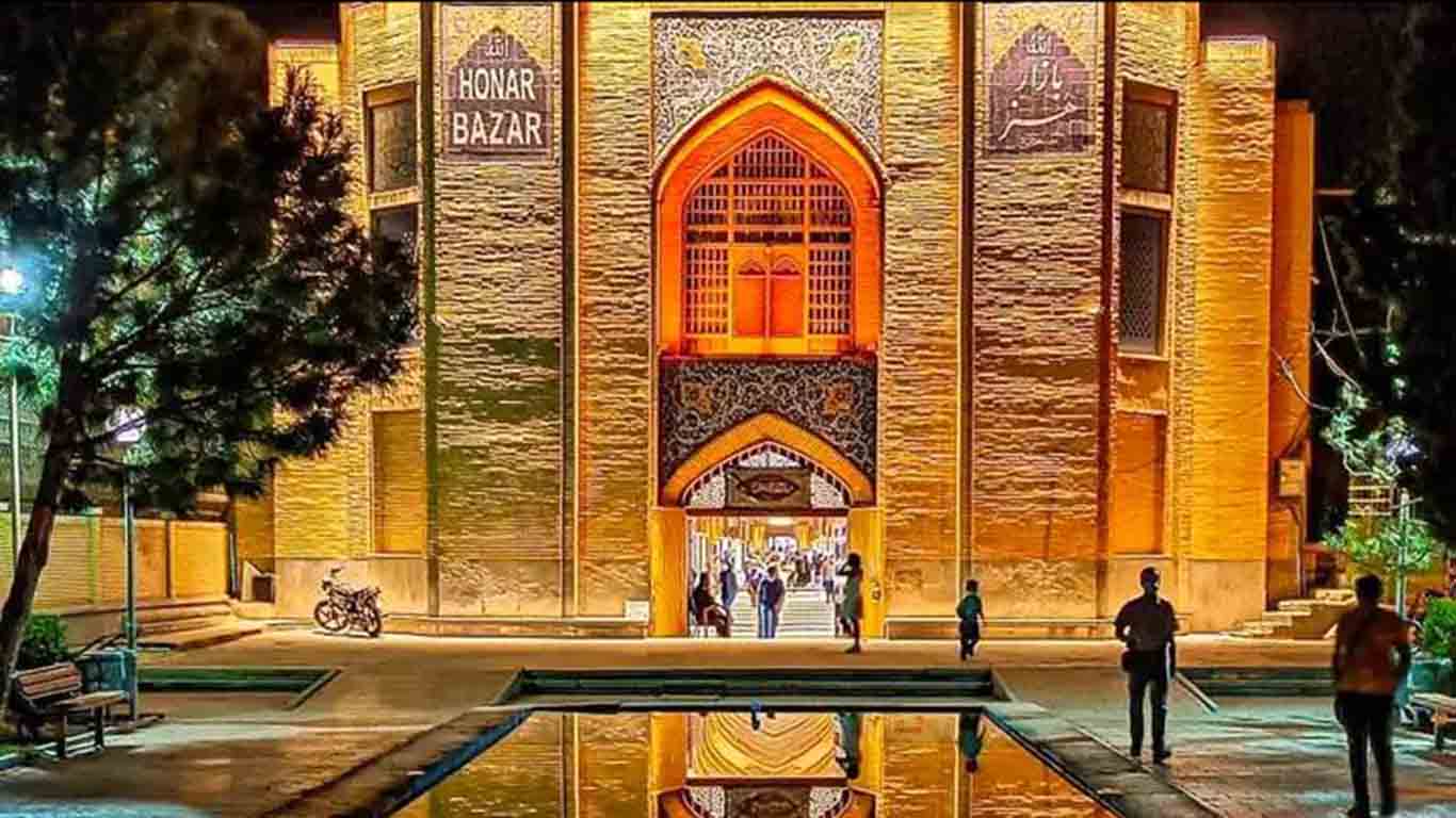 بازار هنر در مجاورت مدرسه چهارباغ اصفهان