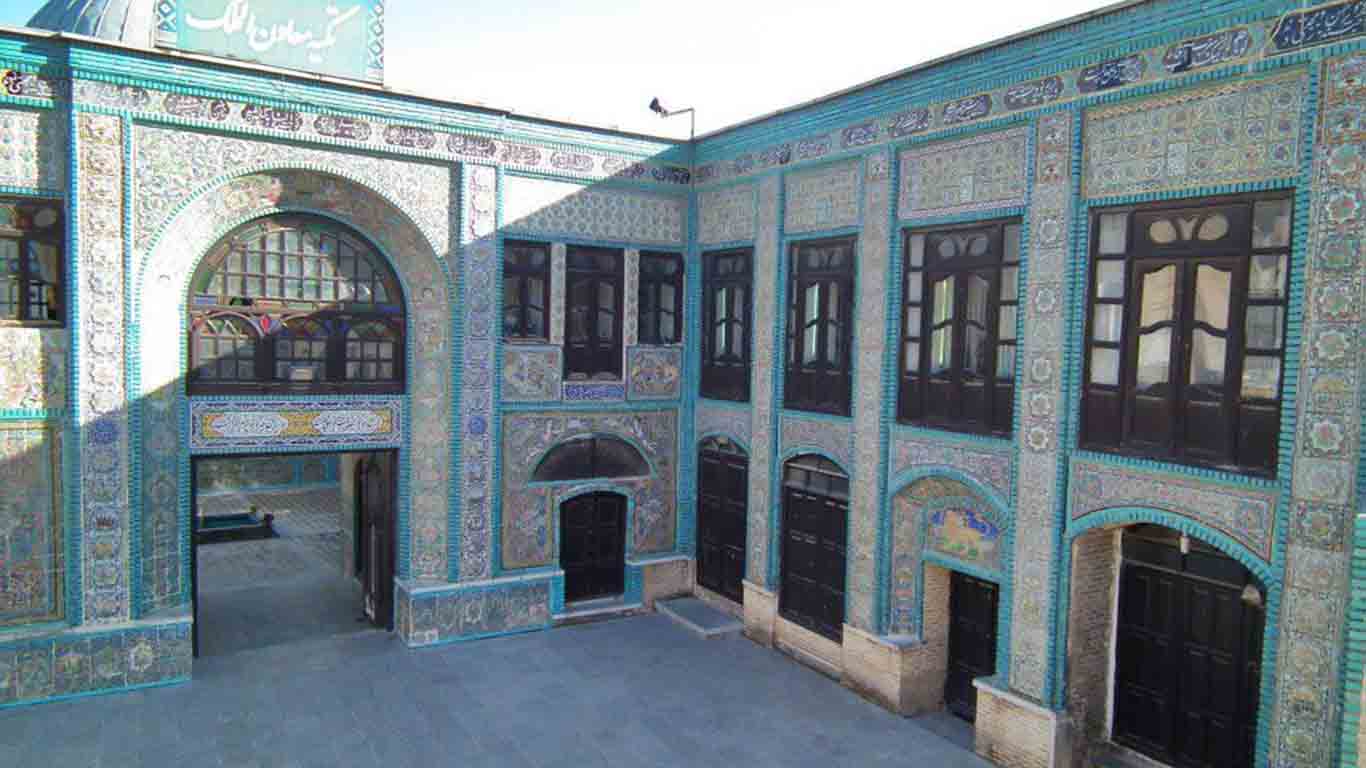 نمای حیاط و معماری تکیه معاون‌الملک کرمانشاه