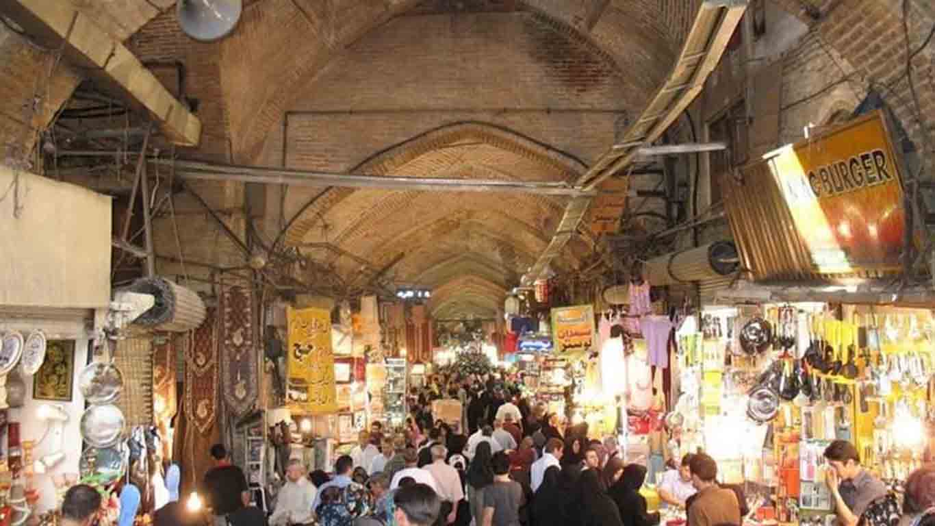 فضای داخلی بازار تاریخی سنندج با راسته‌های تجاری و مغازه‌های سنتی