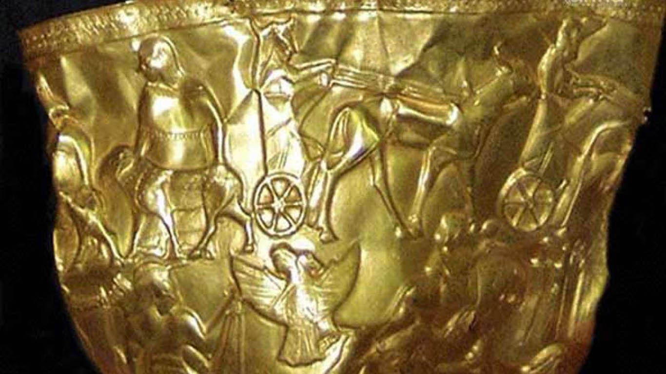 جام زرین حسنلو اثر مشهور عصر آهن در موزه ملی ایران