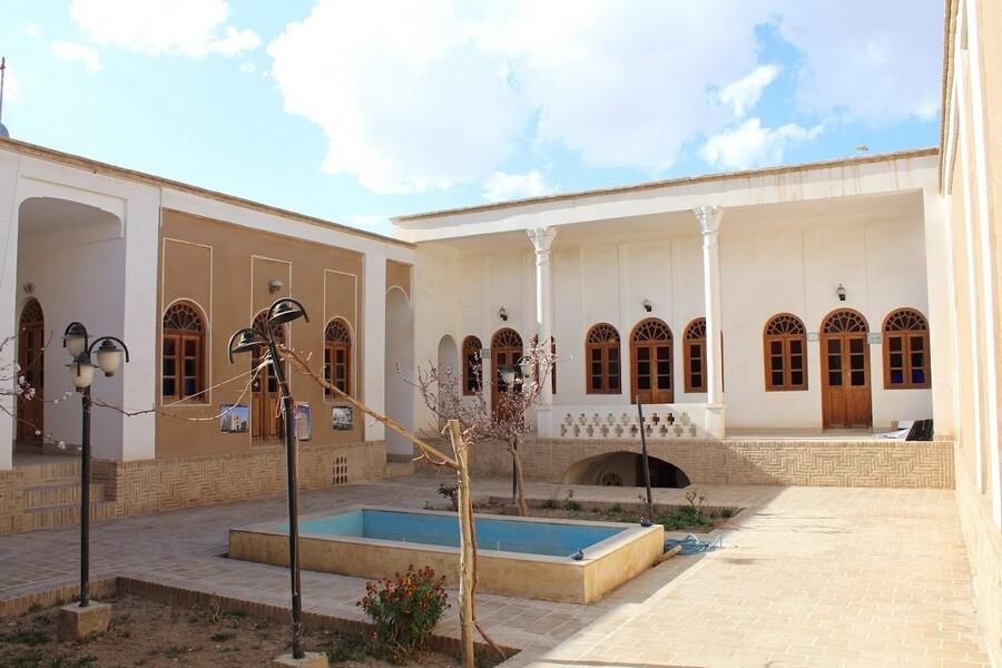 حیاط و ایوان ستون دار خانه تاریخی لطفی دامغان