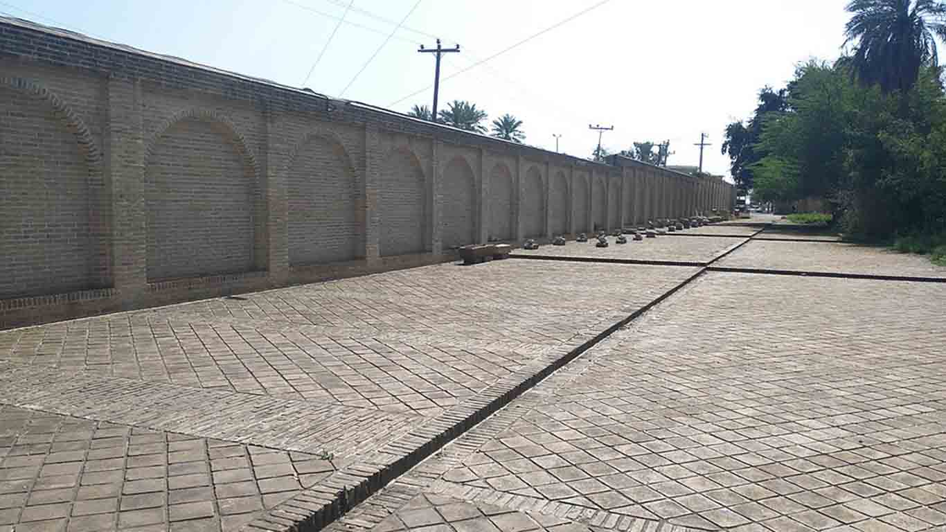 نمای باغ تاریخی عمارت صمیمی رامهرمز با فضای سبز