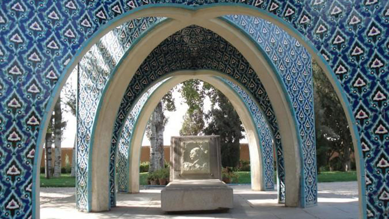 آرامگاه کمال‌الملک در کنار آرامگاه عطار