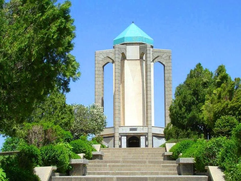نمایی از مقبره باباطاهر عریان در شهر همدان