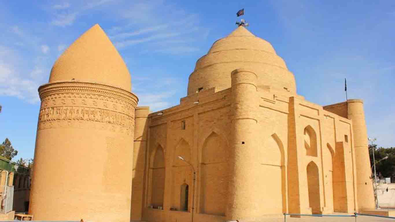 نمای بیرونی برج چهل دختر دامغان با بدنه آجری و گنبد مخروطی