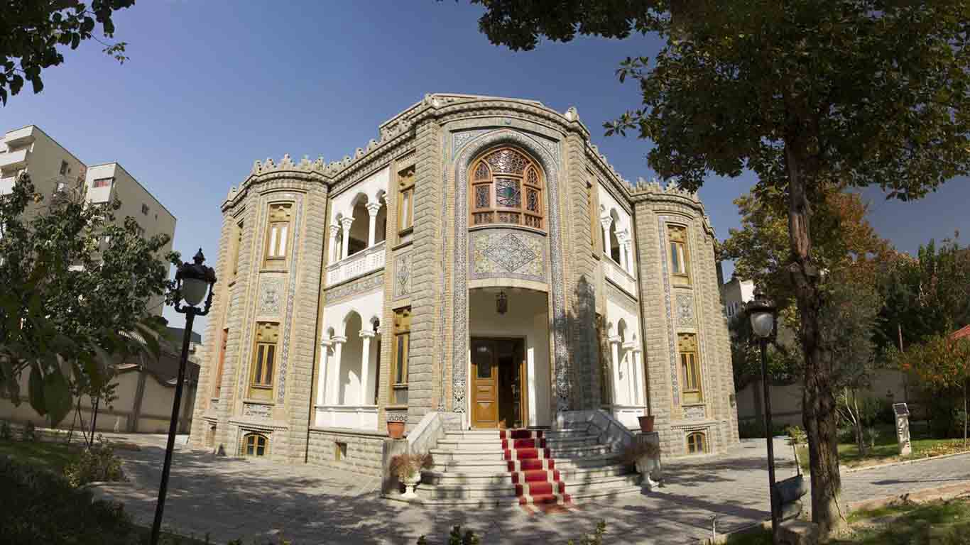 پلکان و نمای ورودی خانه شقاقی تهران