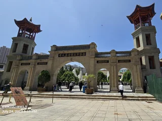 سردر ورودی مسجد مسلمانان در شهر شنینگ