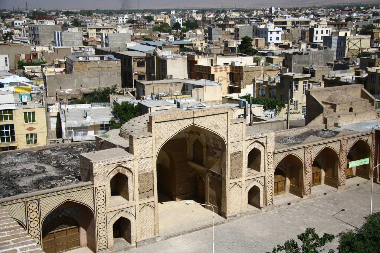 مسجد جامع بزرگ عتیق قزوین با مناره‌های باشکوه