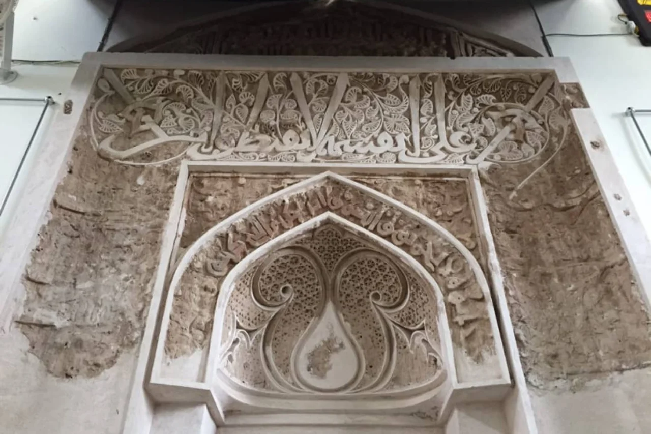 مسجد پامنار زواره؛ مناره سلجوقی ۴۶۱ هجری و گچ‌بری‌های تاریخی