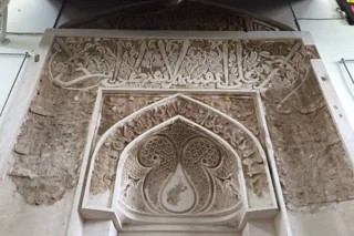 مسجد پامنار زواره؛ مناره سلجوقی ۴۶۱ هجری و گچبریهای تاریخی