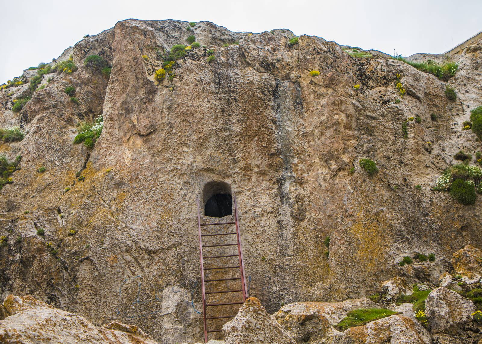 گوردخمه دَلیک داش: آرامگاهی باستانی در دل صخره