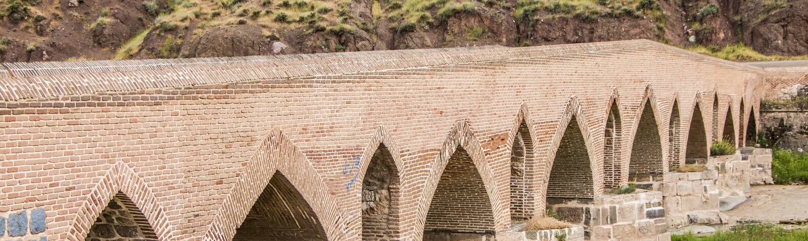 پل خاتون: گذرگاهی از دوران سلجوقیان تا سده معاصر