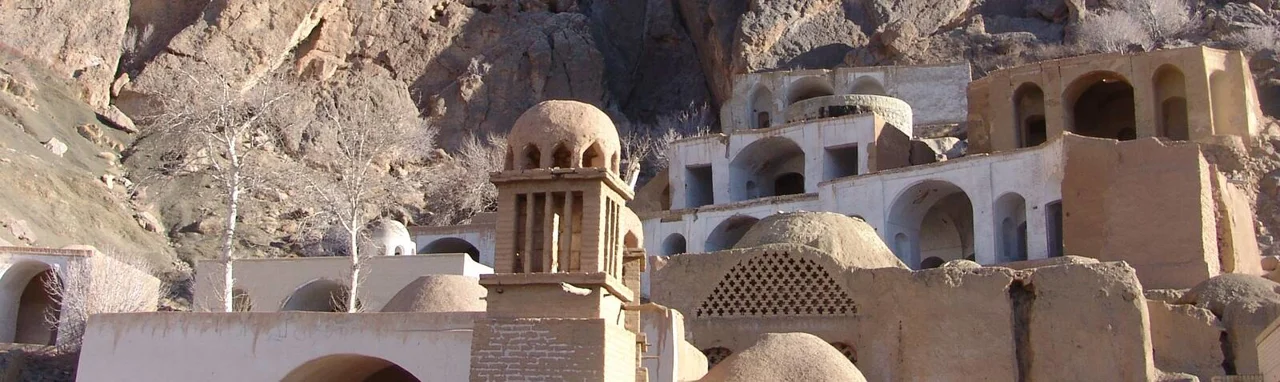 پیر نارکی مهریز؛ زیارتگاه زرتشتیان در کوههای یزد
