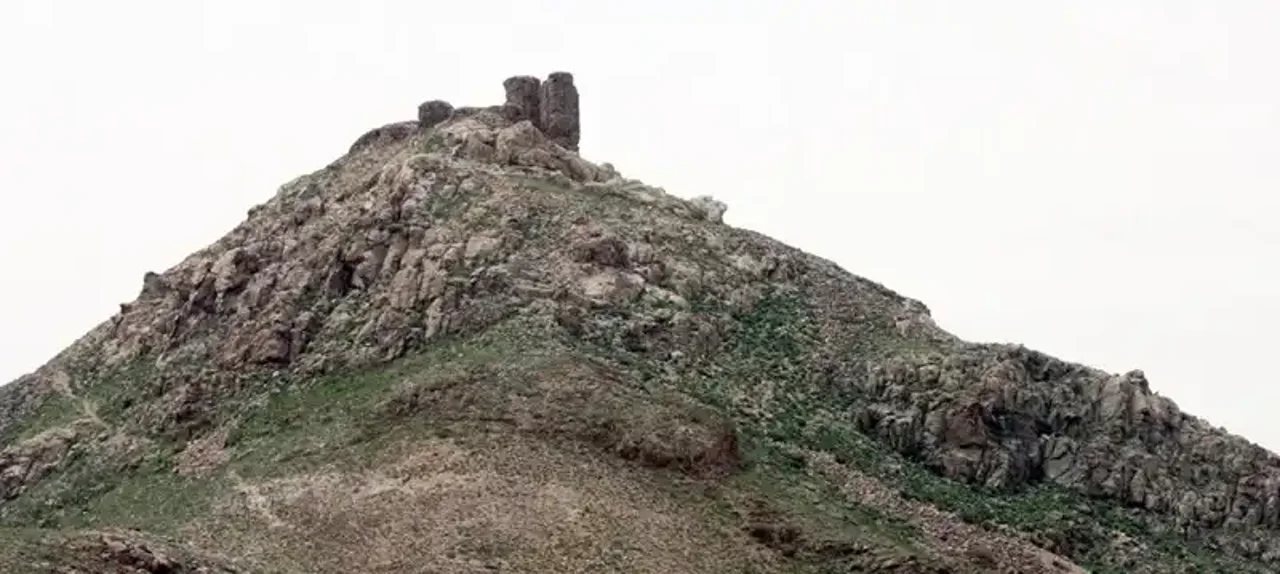 قز قلعه تاکستان: دژی بر فراز تاریخ