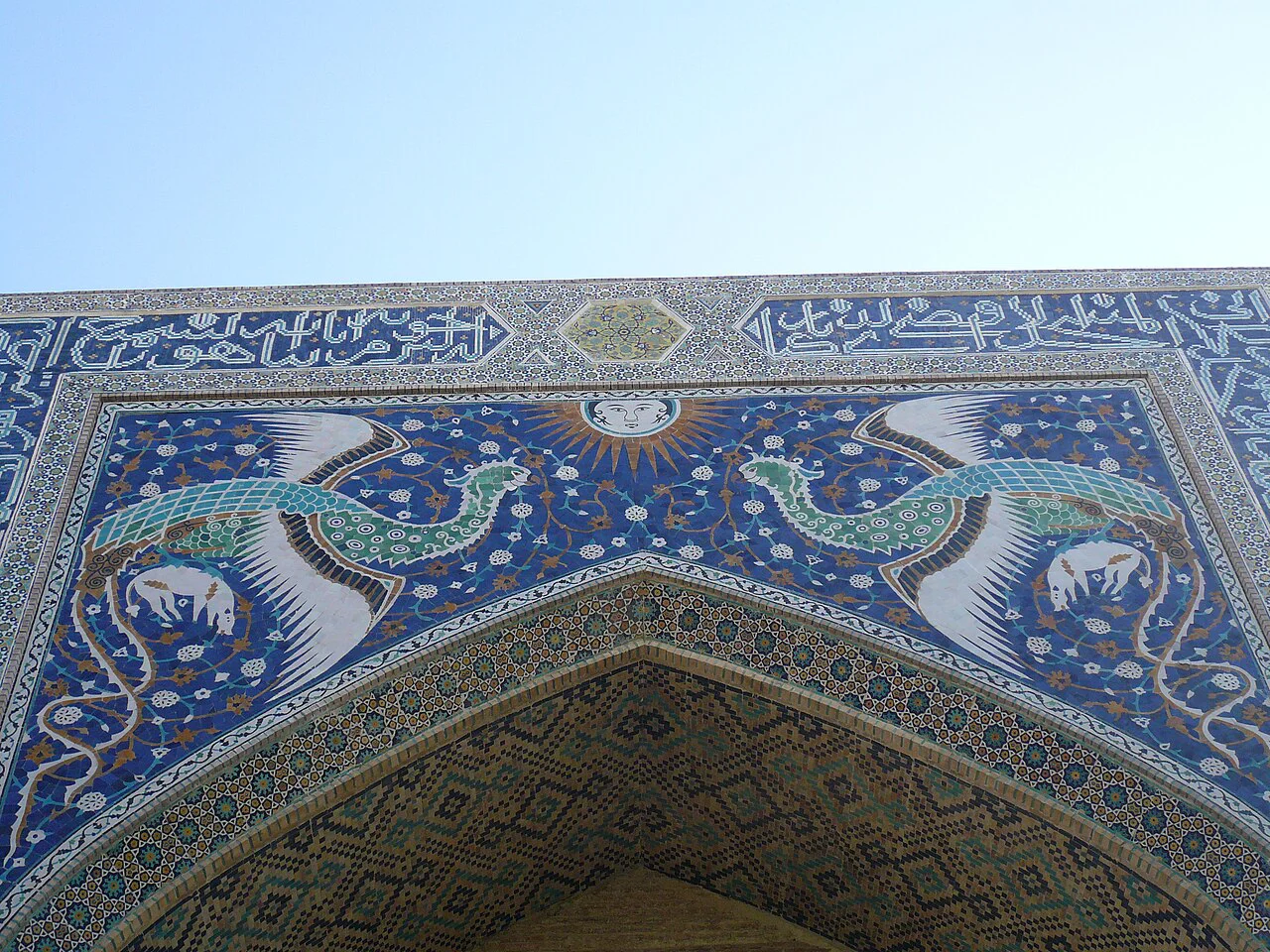 واکاوی نقش سیمرغ در سردر مدرسه دیوان بیگی بخارا از منظر نشانه شناسی لایهای