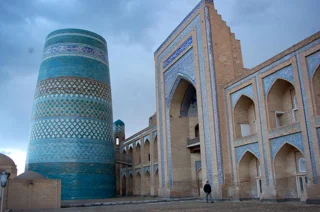 کلته منار خیوه؛ مناره فیروزهای ناتمام در قلب ایچانقلعه