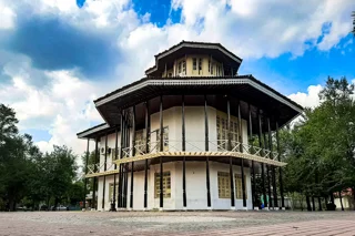 عمارت کلاهفرنگی رشت؛ بنای قاجاری باغ محتشم