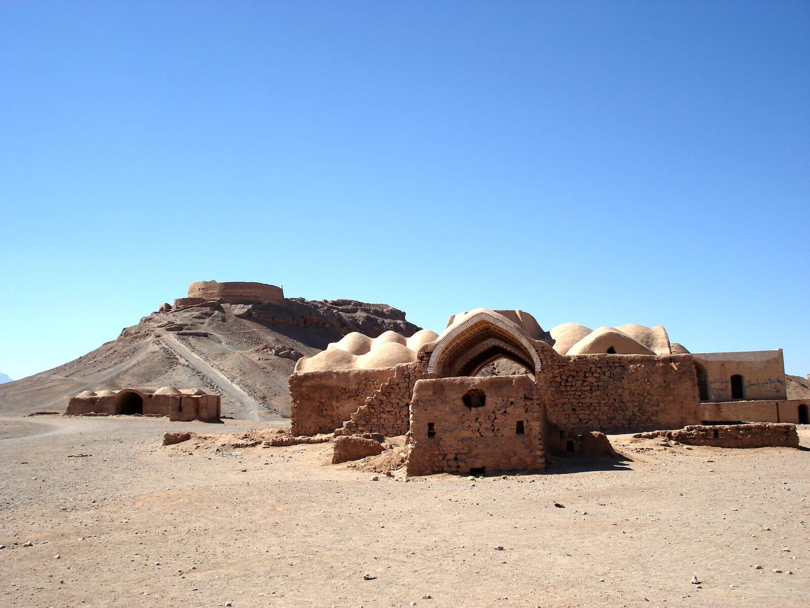 دخمه زرتشتیان یزد: سفری به تاریخ و آداب و رسوم