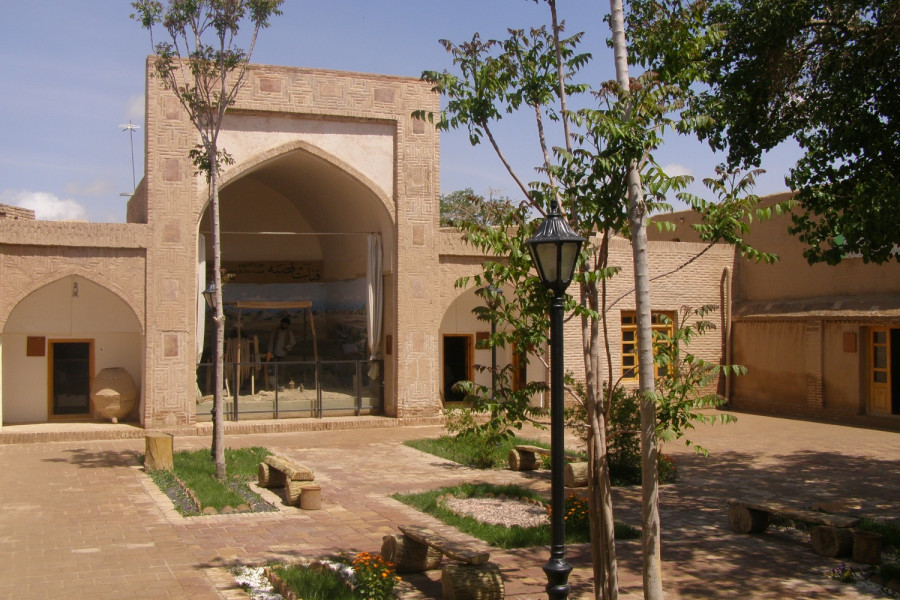 مدرسه تاریخی نجومیه گناباد: شکوه معماری ایرانی در قلب خراسان