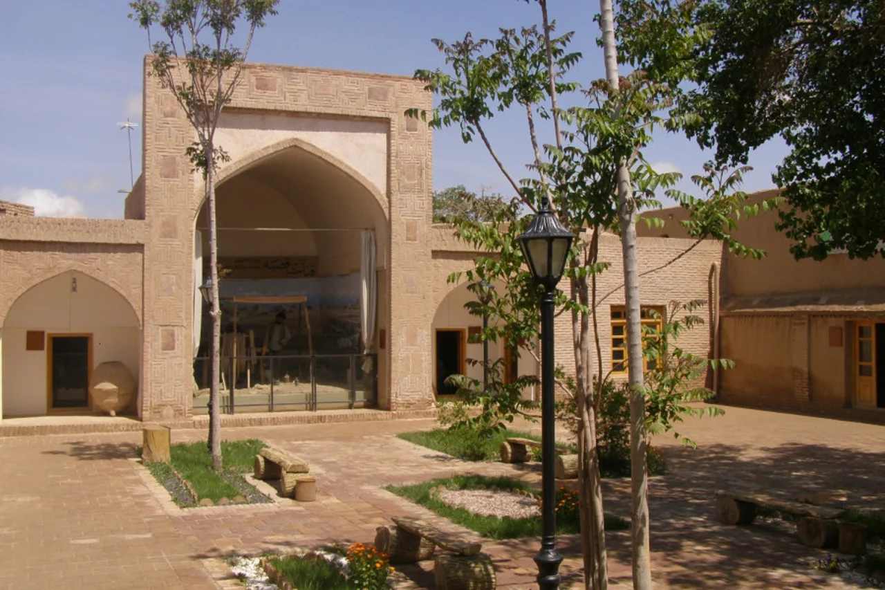 مدرسه تاریخی نجومیه گناباد: شکوه معماری ایرانی در قلب خراسان