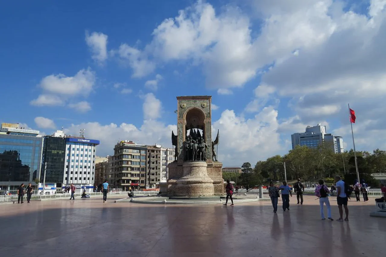 میدان تکسیم استانبول؛ قلب تپنده استانبول مدرن و آغاز تجربه خیابان استقلال