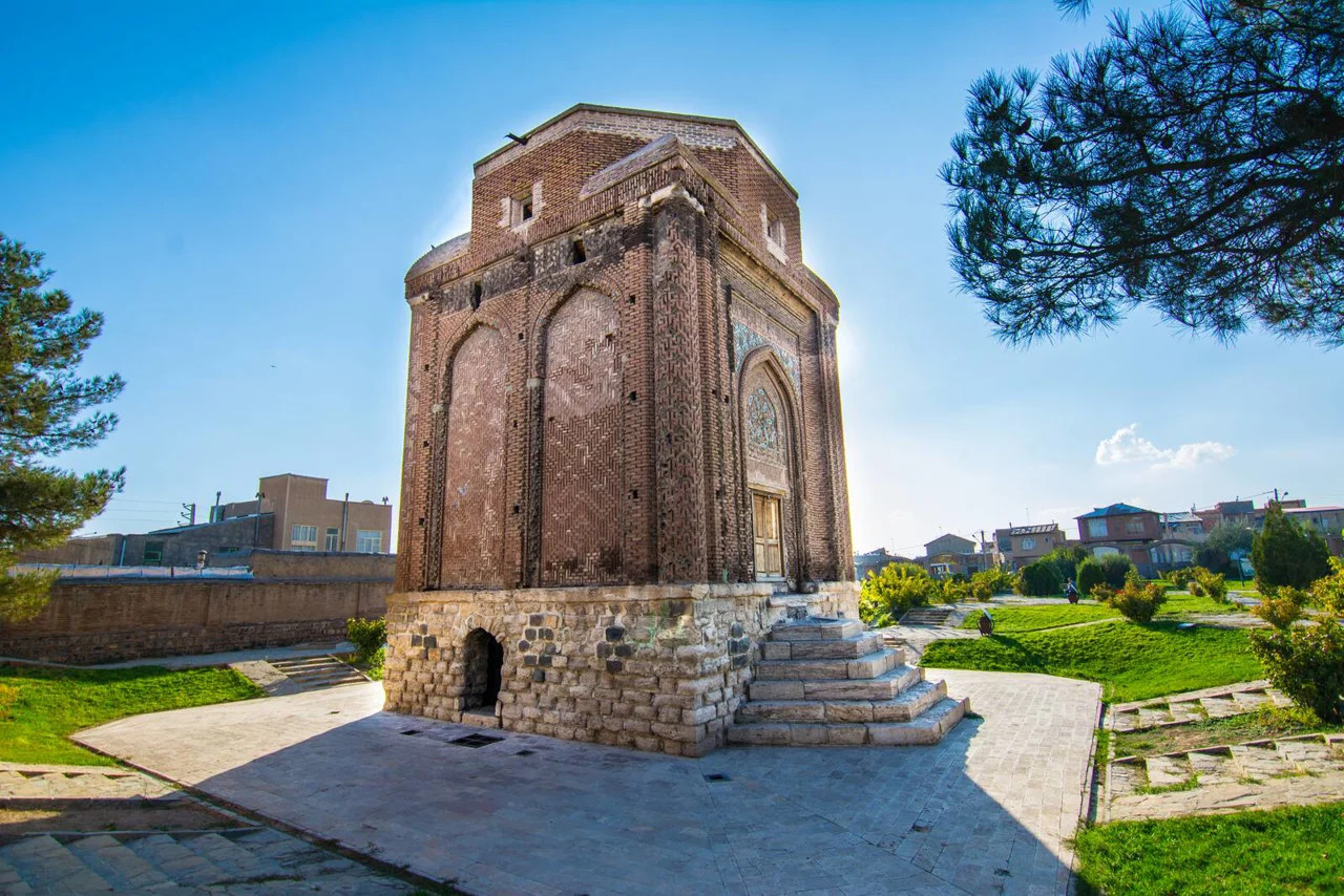 گنبد سرخ مراغه؛ شاهکار آجرکاری دوره سلجوقی